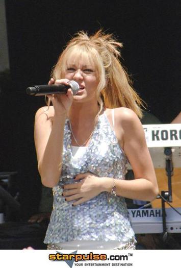 Miley_Cyrus_1247777981_3