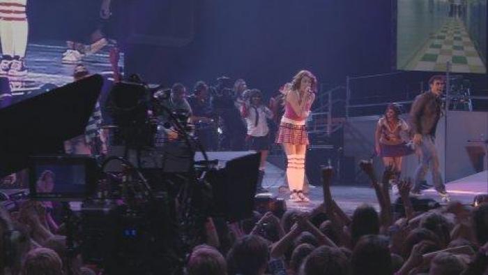 Hannah-Montana-Miley-Cyrus-Best-of-Both-Worlds-Concert-Tour-1214481362[1] - poze hanah montana