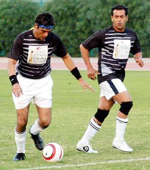 Arjun acum cativa ani in timpul liber juca fotbal cu mai multi actori-aici e cu Salman Khan