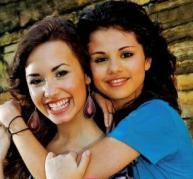 OJNBGJKIMNKKSKLYXTO - Selena Gomez si Demi Lovato