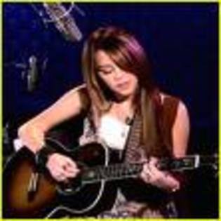 Miley sings with the guitar