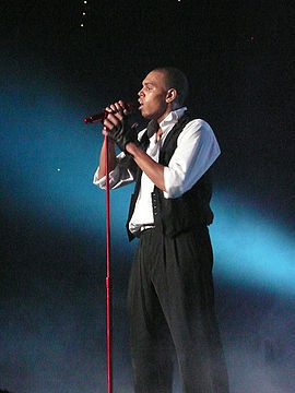 270px-Chris_Brown_singing_at_Brisbane_Entertainment_Centre_2