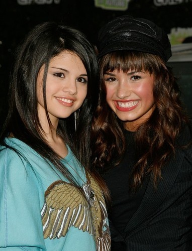 XZPIJKJGQJWQIJINRAG - selena si demi