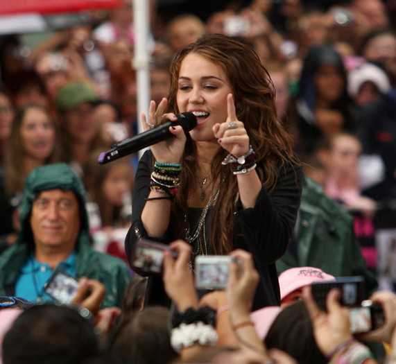 Miley+Cyrus+Performs+NBC+Today+TaNx5_YKFkzl[1]