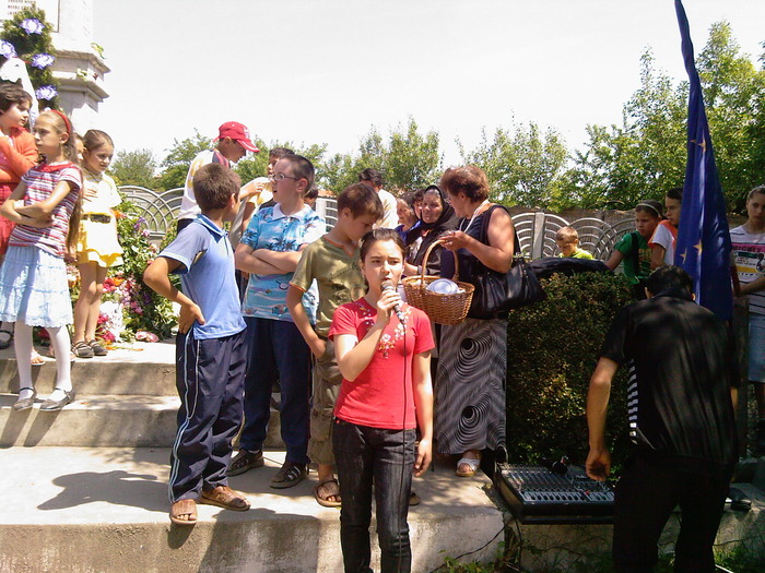 Fotografii-0110; O eleva din clasa a VII a (Roxana) recita o poezie.
