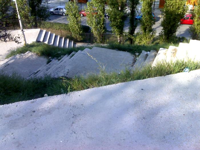 scari dinspre biserica