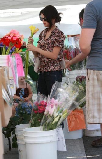 Selena Gomez Family Out Farmers Market 40lHtkNQpijl