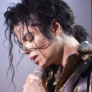 Cantand - Michael Jackson cantand sh dansand la concerte