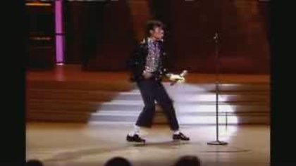 mid-Michael_Jackson_Moonwalk.ogg - despre michael jackson