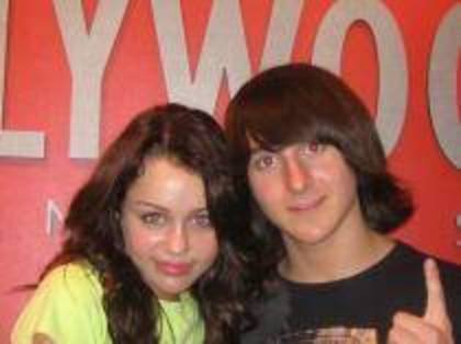 YJTLMGUETMEYFLEKPML - Album Pentru MileyMary