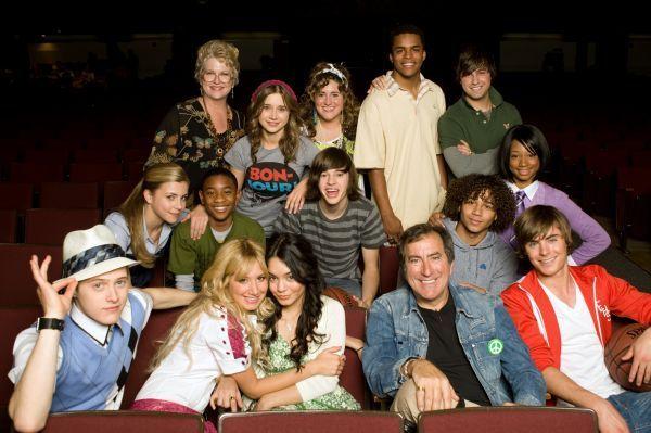 hsm3-cast-high-school-musical-3-2806958-600-399 - High school musical