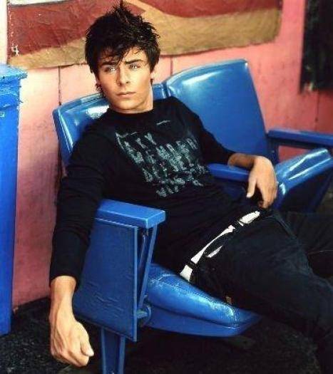 BBLKDEMMBNXYMTTOEUR - poze zac efron