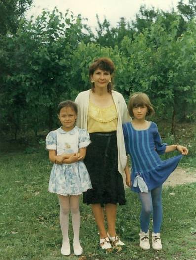 adela,mama ei si sora ei cand era mik - adela popescu in realitate