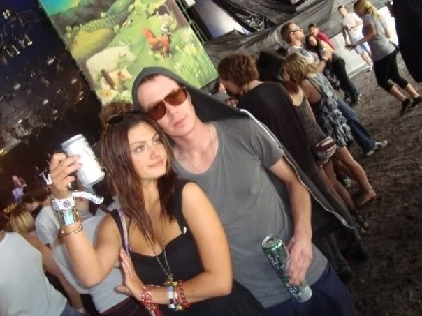 Phoebe-Tonkin-Cariba-Heine-and-o-2