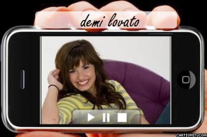 captionit0011611855D32 - aici va arat ca sunt un fan demi lovato