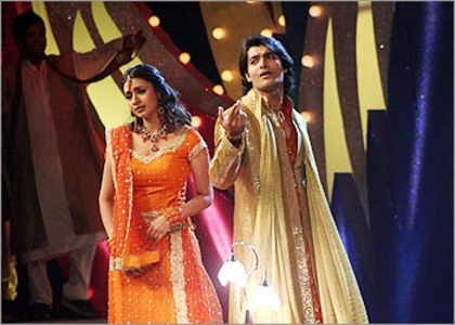 11-2Sharad%20And%20Divyanka1