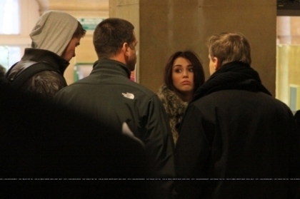 Miley-Leaving-Paris-miley-cyrus-9419322-400-266