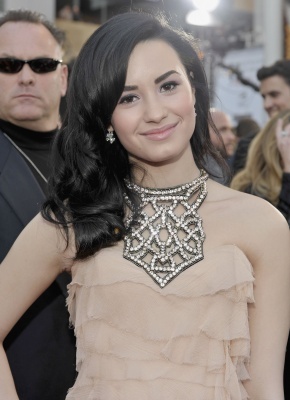 normal_40219_Celebutopia-Demi_Lovato_arrives_at_the_2009_American_Music_Awards-03_122_226lo - Poze Cu Demi Lovato