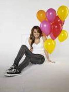 6 - Miley cu baloane