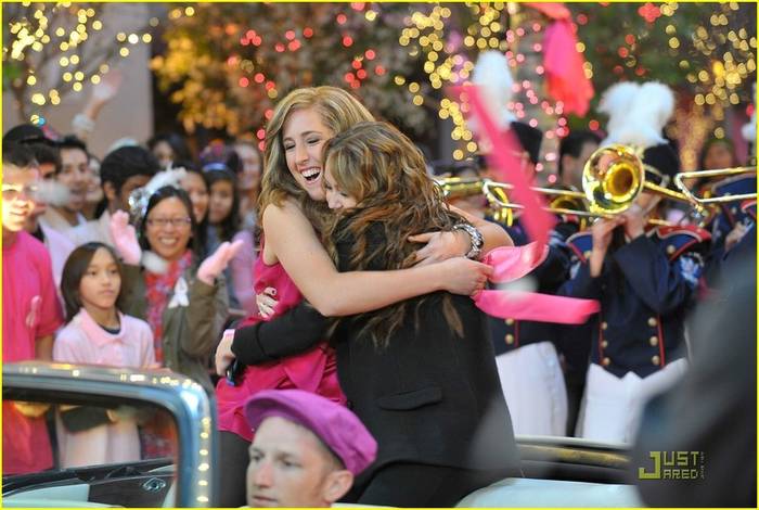 mileycyrusmileysizedsurve2