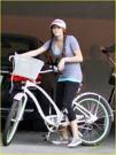 imagesCAGJ9QXD - miley pe bicicleta