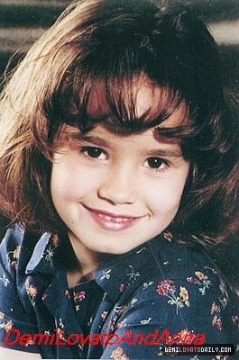3 - Demi Lovato - Cand era mica dar tot super frumoasa era
