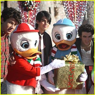 jonas-brothers-christmas-day-parade-2008 - MERRY CHRISTMAS JONAS BROTHERS