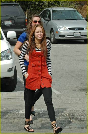 miley-cyrus-patys-17[1] - Miley paparazzi