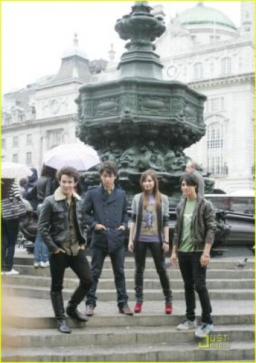 normal_jonas-brothers-demi-lovato-london-08 - jonas brothers