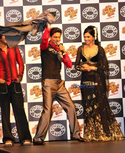 shahrukh-khan-deepika-padukone[1]