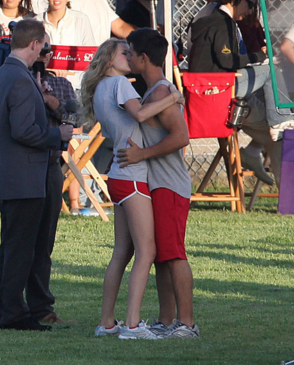 Taylor+Lautner+Flips+Taylor+Swift+9PoBnQkG_6Gl