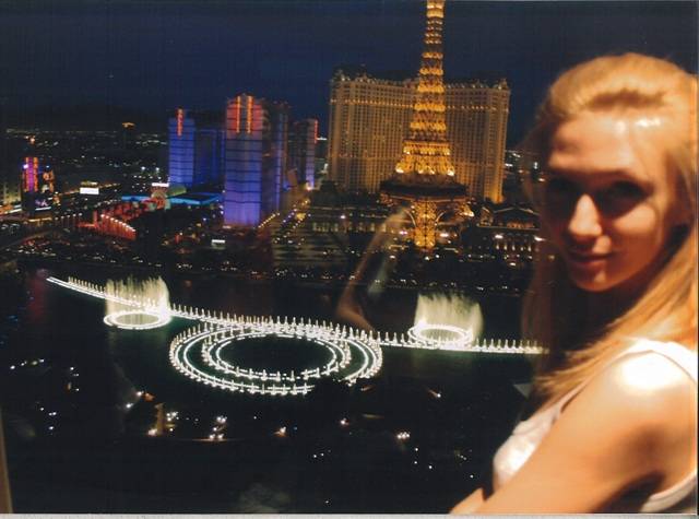 adela-popescu-vegas-1 - mollt