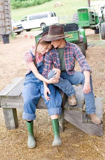 miley-cyrus_COM-hannahmontanathemovie-stills043