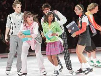 ef3d507631677a77ee06e4bbd1d41cbf[1] - High School Musical