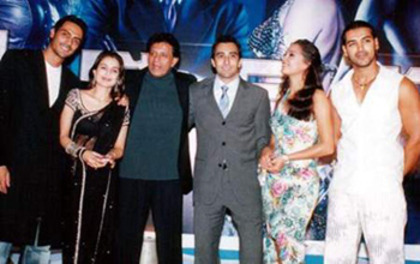Arjun,Amisha,Mithun,Rahul,Lara si John la Ascultarea muzicii a filmului ELAAN
