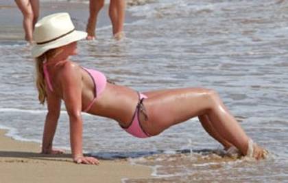 britney_spears_beach_surf - britney la plaja