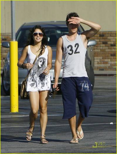 35aiwl1 - Zac Efron si Vanessa Hudgens Panera Pair