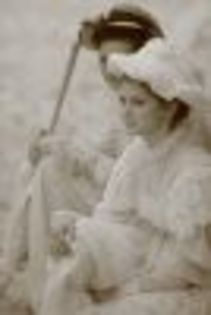 thumb_loredana-si-adela-popescu-interpreteaza-melodia-de-generic-a-primului-serial-romanesc-de-epoca - aniela