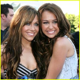 mandy-jiroux-miley-cyrus-age - Miley Cyrus and Mandy Jiroux