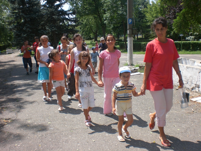 eu sunt cea de langa fata imbracata in roz - eu cu prietenii la bucov