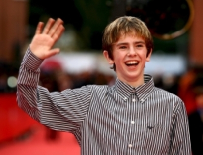 - Freddie Highmore - Care e cel mai tare cuplu tanar de la Hollywood