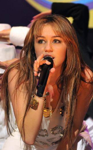 NOADAWXDBQBNICDYTWK - Miley Cyrus la concerte