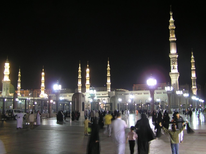 Masjid Al Nabawi in Madinah - Saudi Arabia (night) - Islamic Architecture Around the World