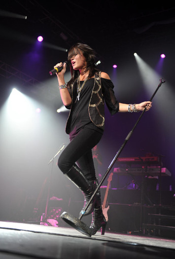 Demi+performs+in+Paris+A0SU71GN1Jel