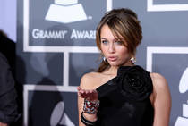 PVXUXVHUYRKBIBQBBZT - Miley in rochie neagra