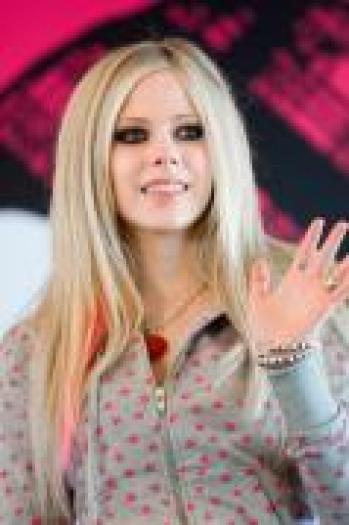 LRXUPGUEXEEKBXNVOKF - alte poze cu avril lavigne