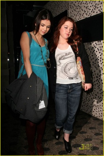 tan9ye - Selena Gomez Jennifer Stone are East-Enders