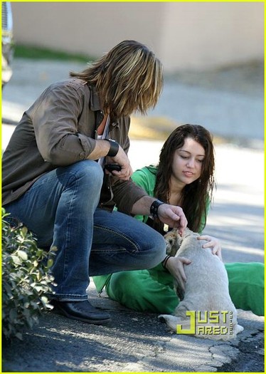 miley-cyrus-stray-dog-05 - 0-photo miley