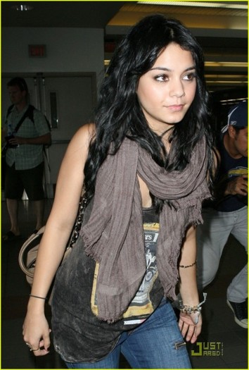 r89zqg - Vannessa Hudgens vancouver i m back