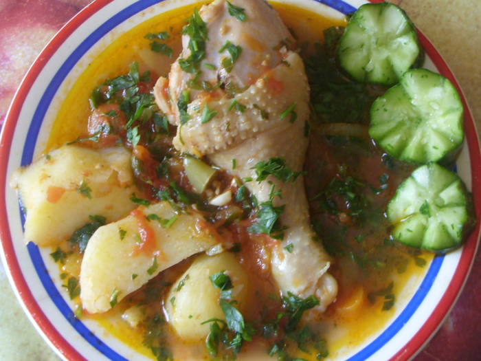 pui cu sos de rosii si usturoi